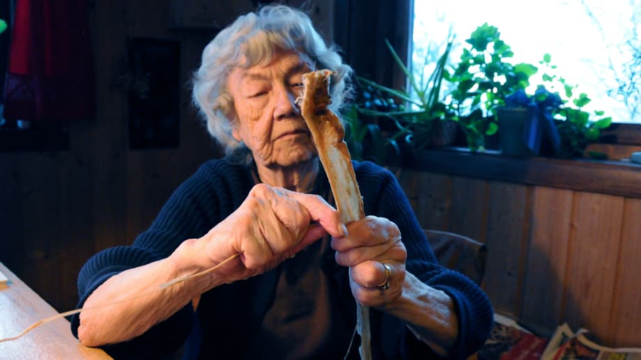 Martha Elise Jåma, Låarte sijte, bearbetar sentråd. 