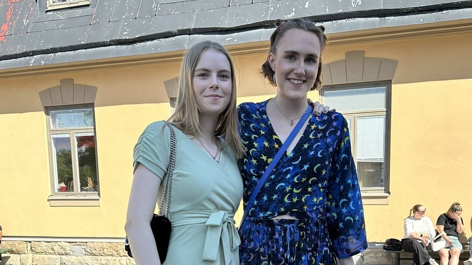 Studentambassadören och numera alumnen Sara (till höger), risk och krisprogrammet. 