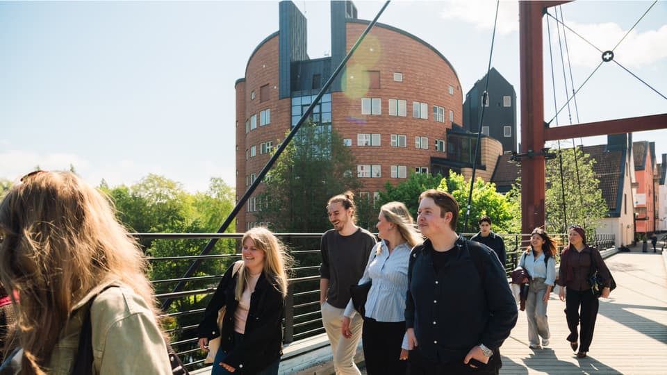 Studenter som går på långa bron vid Åkroken, Campus Sundsvall.