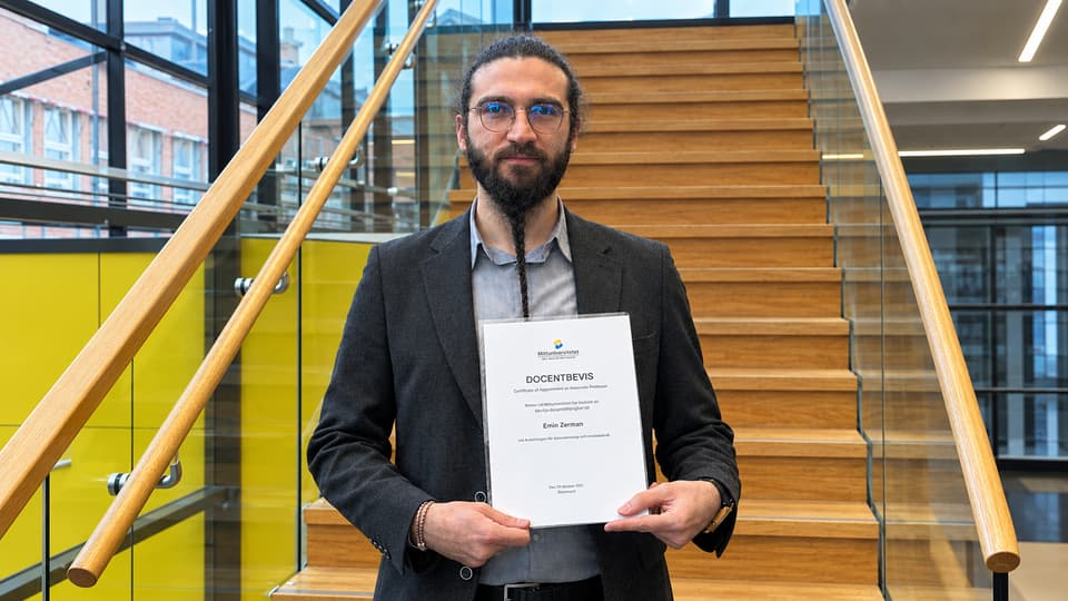 Docentbevis framför modern trappa.png