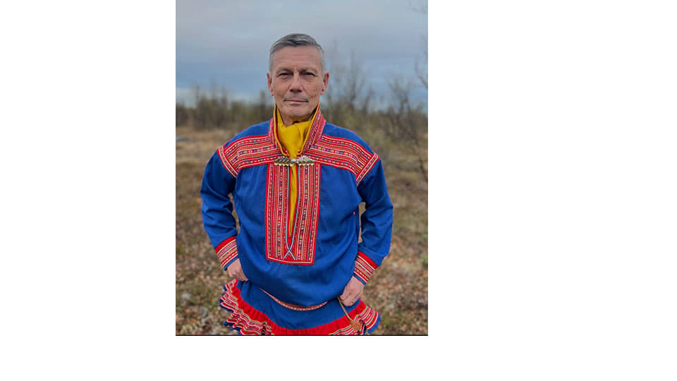Porträttbild med man i samisk dräkt.
