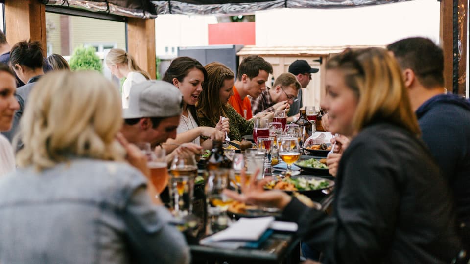 ETOUR - 2026 - KKN - Mat och restaurang via Unsplash