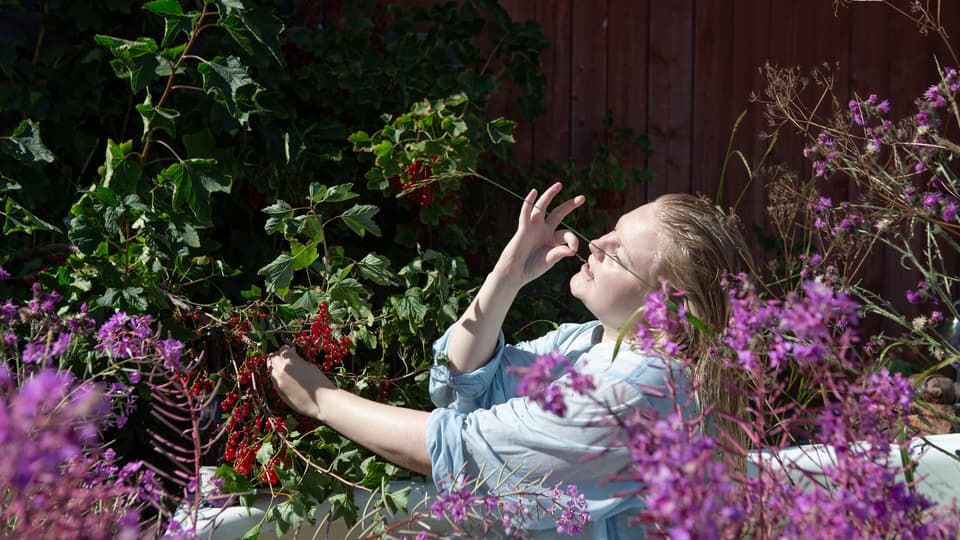 Kvinna bland lilafärgade blommor