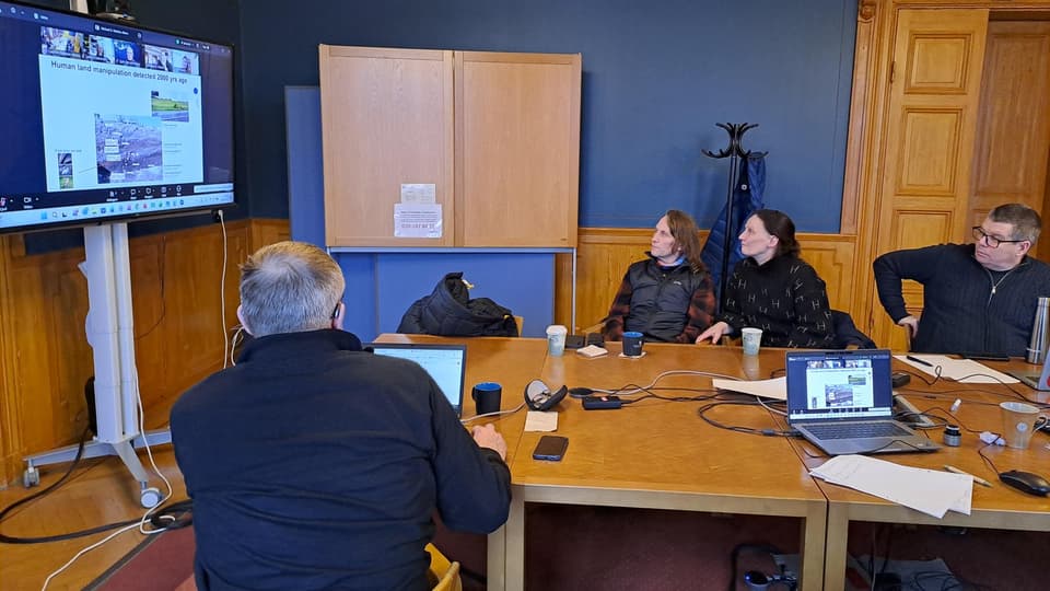 En grupp människor runt ett konferensbord.