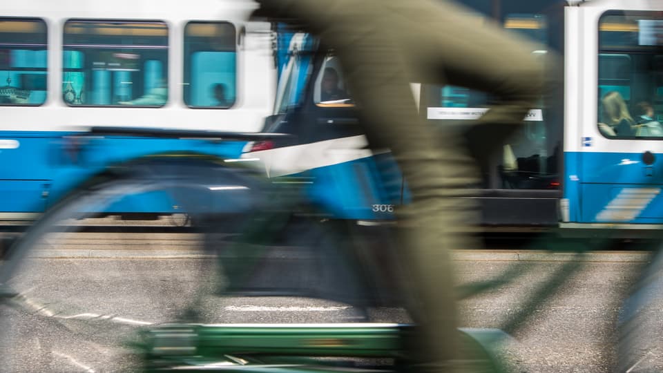 suddig bild, cyklist i stadsmiljö