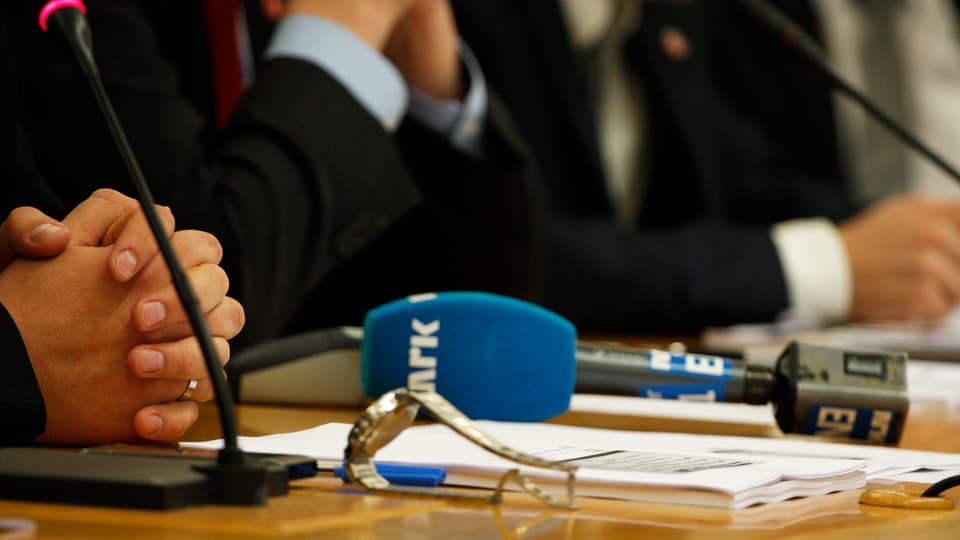 Affärsmän på presskonferens