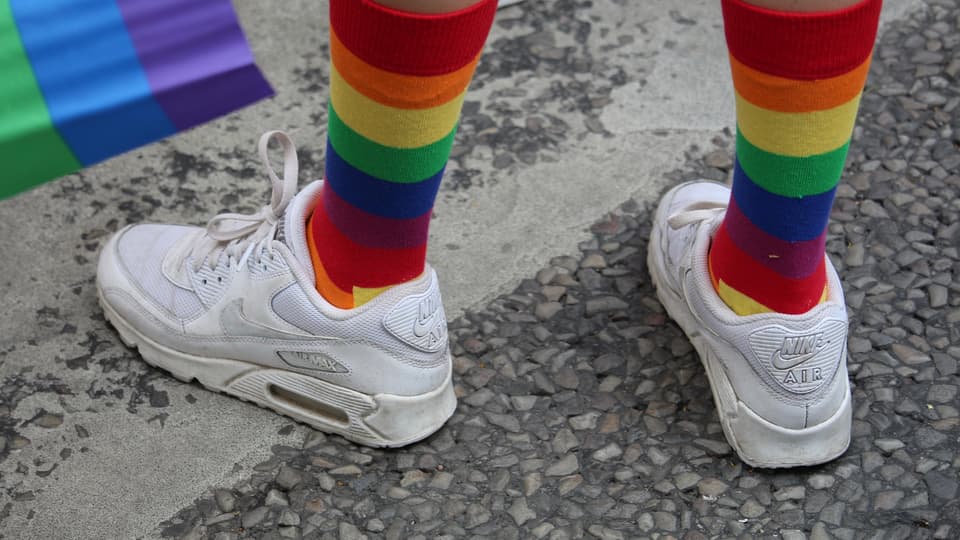Skor med pride-strumpor
