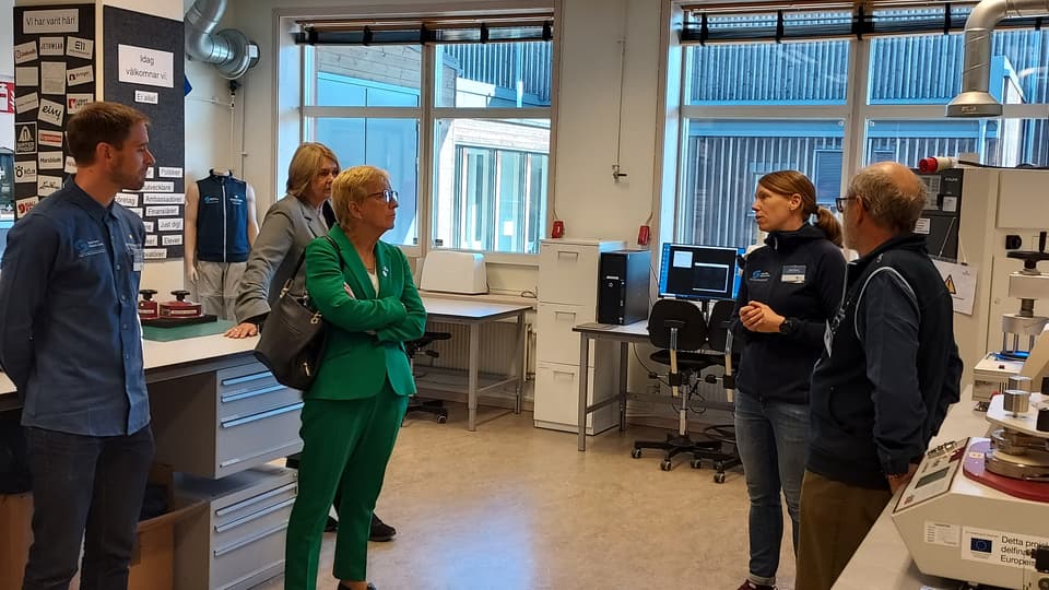 Three women and two men visiting a lab at campus Östersund