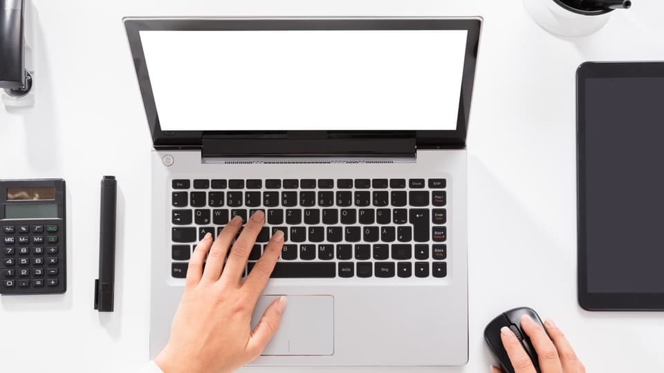 20566349-close-up-of-a-woman-working-on-laptop_resize_1190X1784_crop_900X1600_129_61.jpg