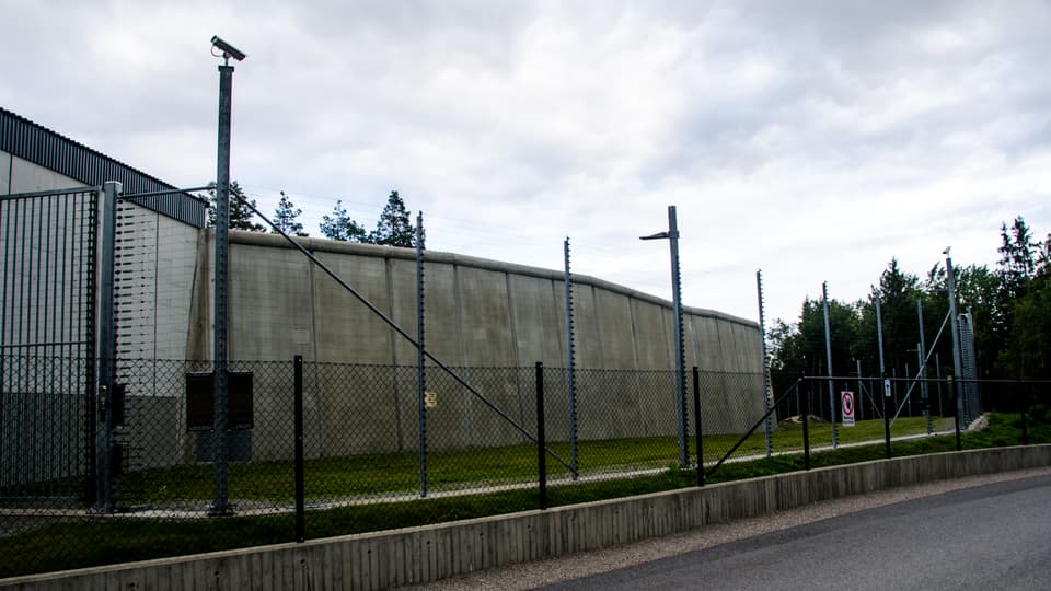 22639181-rattspsyk-med-murar-och-elstangsel.jpg