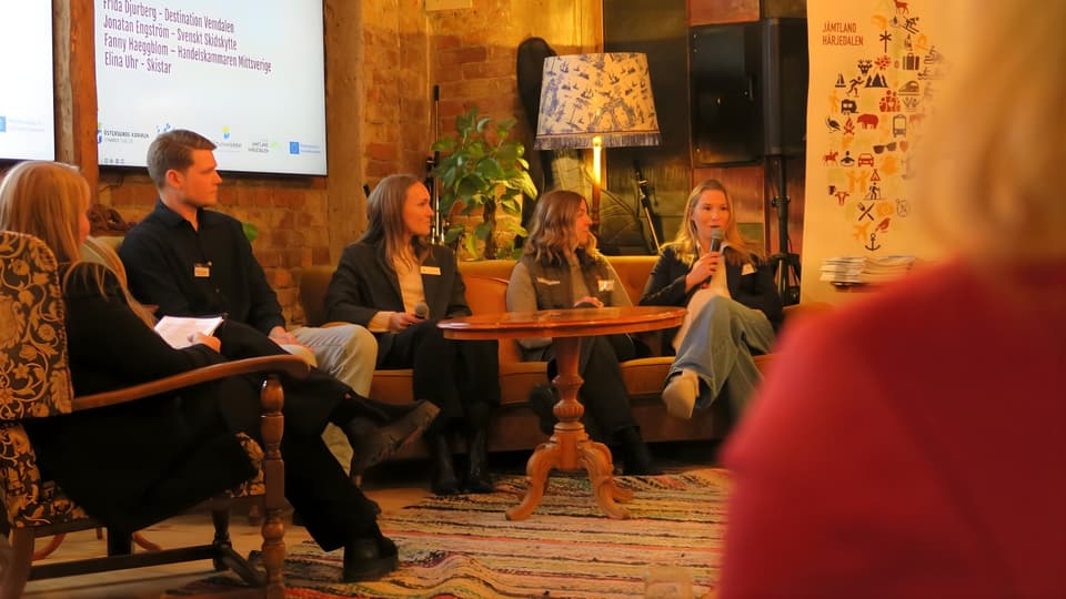 Panel med fyra alumner sitter i en soffa på scenen och pratar med varandra under Möteslänken 2026