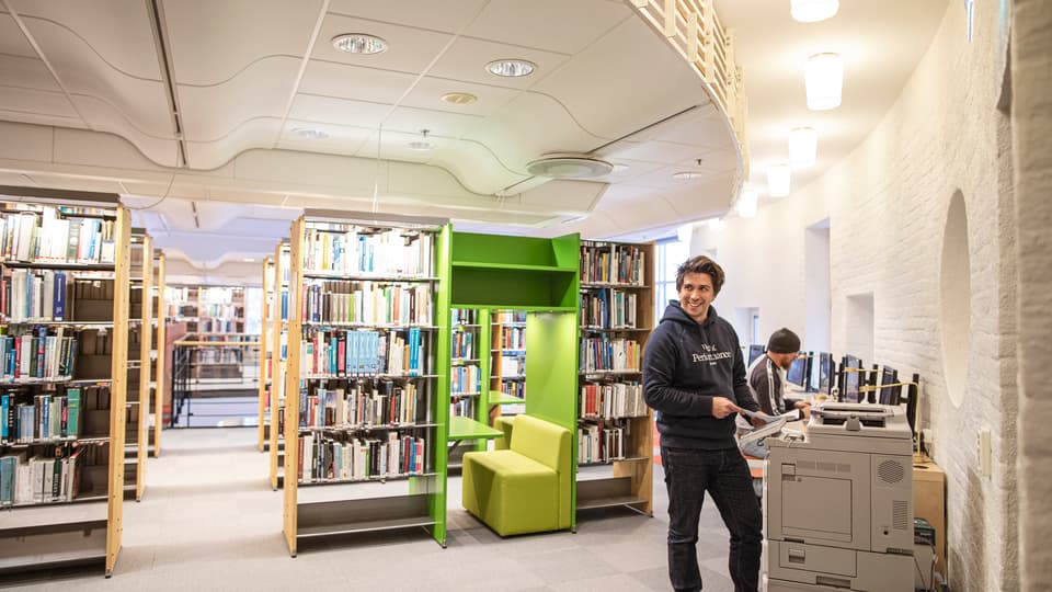 Student in library (campus Sundsvall)