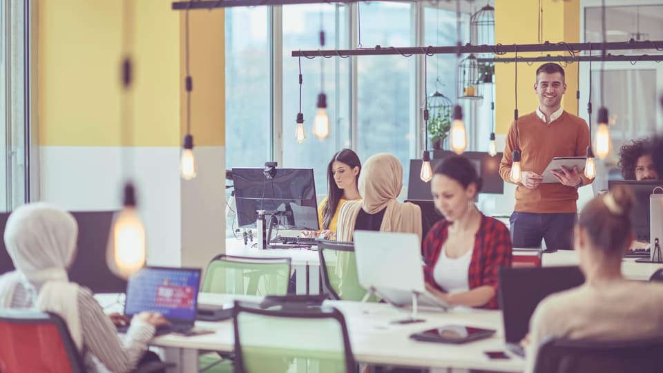 Coworking space med arbetande människor
