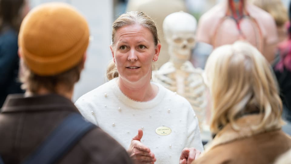 Teacher talking about studies to visitors.