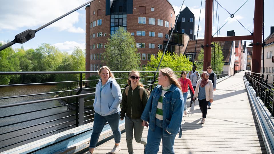 Studenter som går på bro vid Åkroken, Campus Sundsvall. 