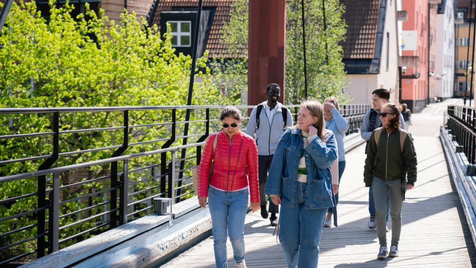 Studenter som går på bro vid Åkroken, Campus Sundsvall. 