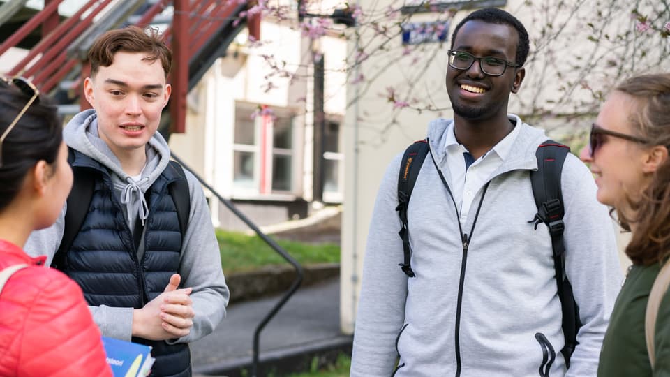 Fyra studenter som samtalar. 