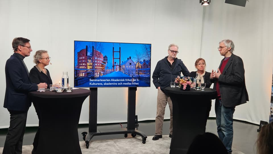 Fem personer runt två ståbord i en TV-studio