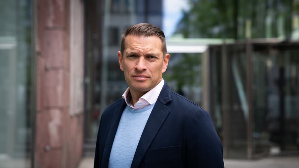 Mannen på bilden är privatekonom på Nordea