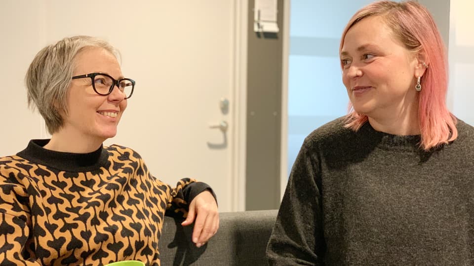 Två kvinnor i samtal.