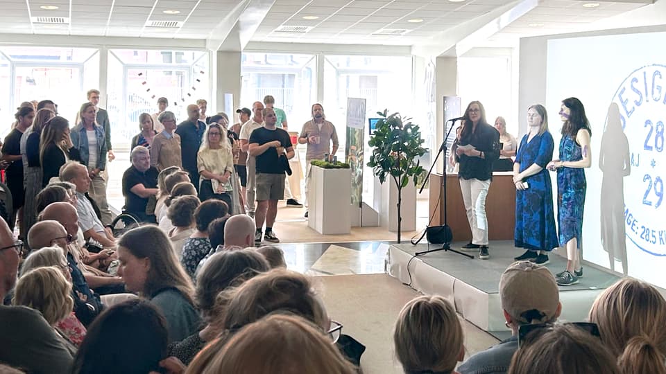 En folkmassa som deltar på ett designvernissage