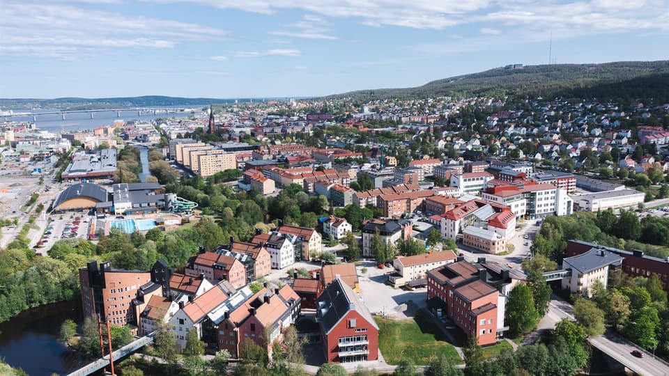 Drönarbild, Campus i förgrunden, Sundsvalls stad i bakgrunden
