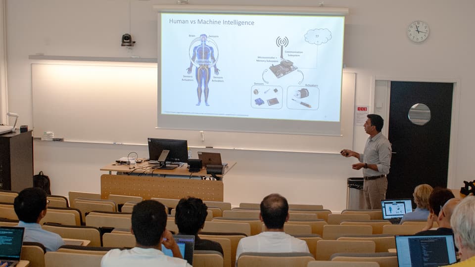 A man stands in front of an audience and gives a presentation.