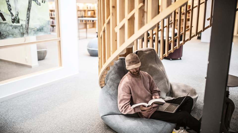 Studenter i campusmiljö.