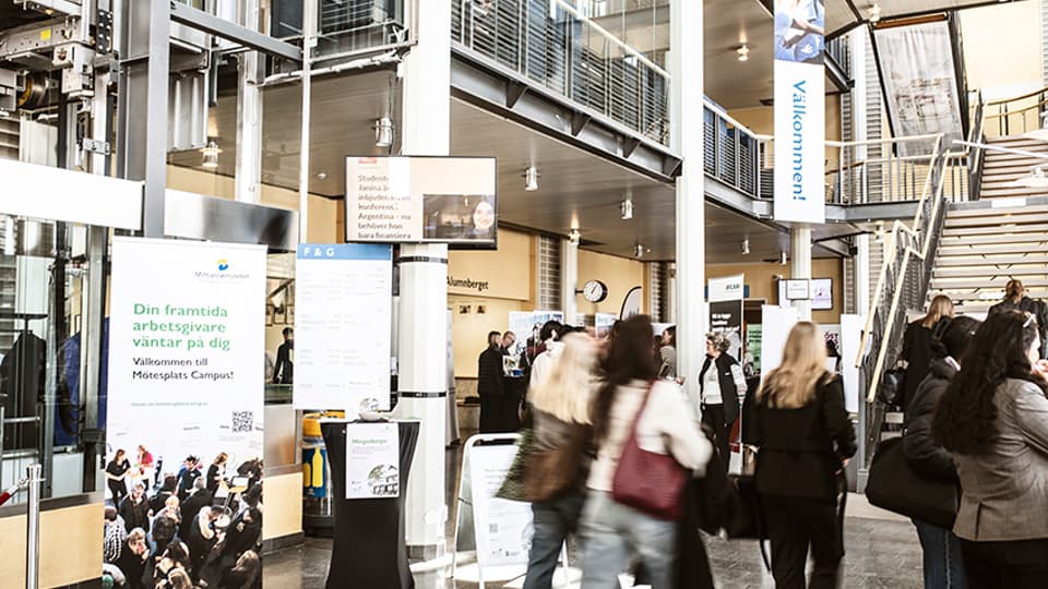 studenter i Ljushallen i Östersund och en roll-up med Mötesplats Campus