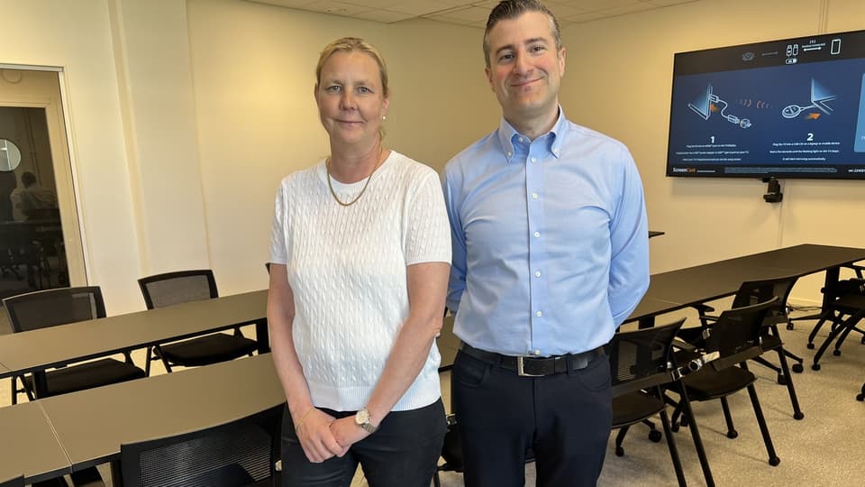 Gunilla Pettersson, Mittuniversitetet, tillsammans med Rafael Carvajal, VD på Flooré i konferensrummet där golvet lagts.