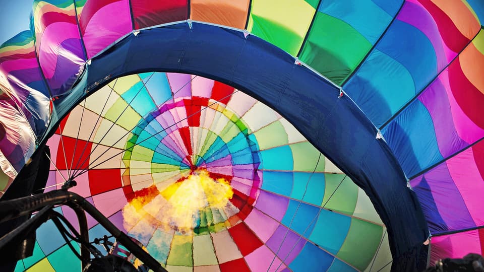 Foto av en färgglad luftballong