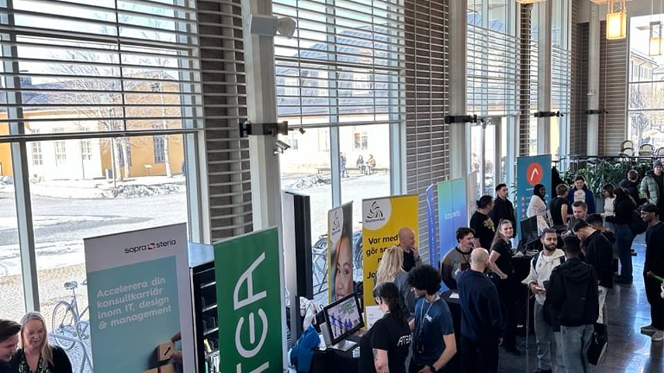 students and employers mingle in Ljushallen