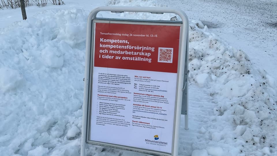 Gatupratare med byggnader i bakgrunden.