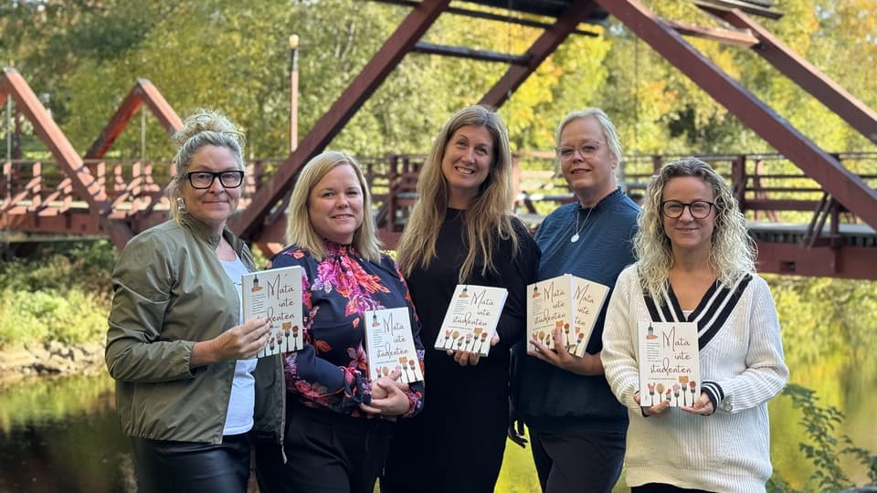fem kvinnor utomhus hållandes i en bok