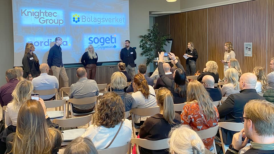 Publik som lyssnar till talare