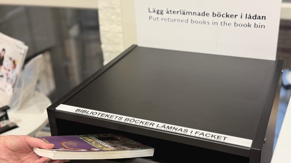 svart låda med bokinkast