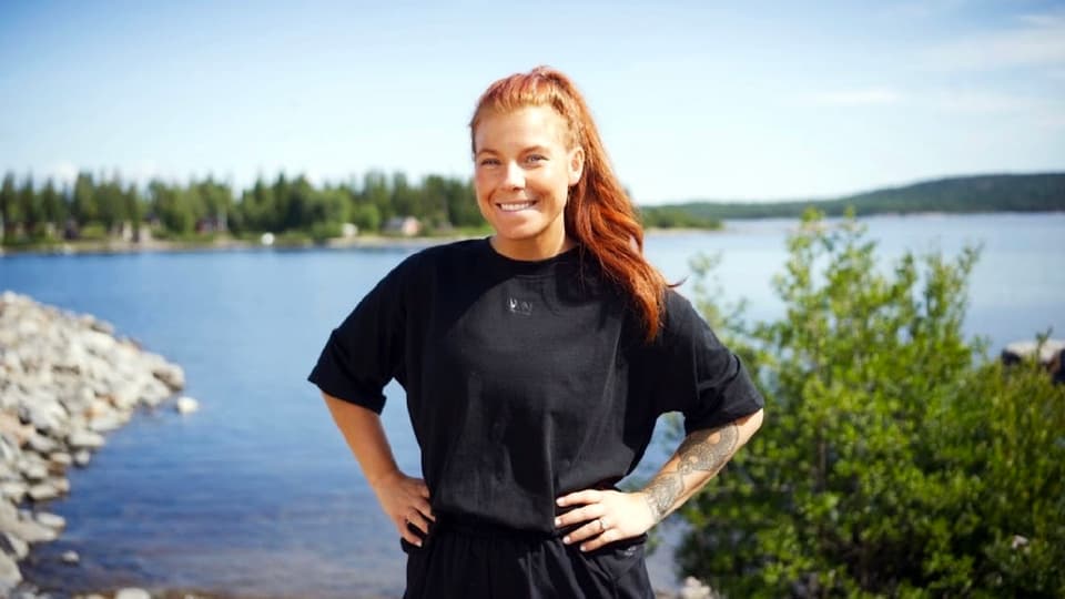 en vinna framför ett vattendrag