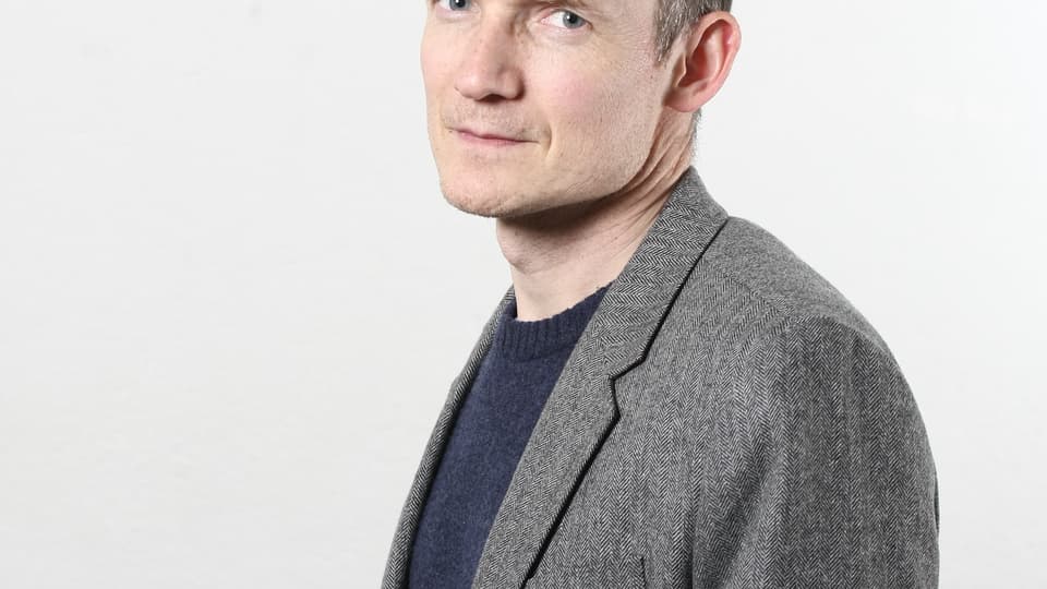 Jesper Enbom i grå kostym