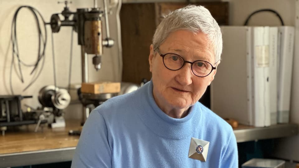 Portrait of a woman with short hair and glasses.