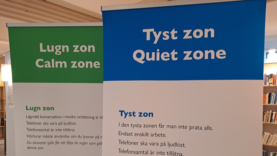 Skyltar med regler för olika ljudzoner i biblioteket