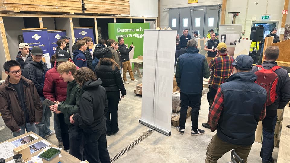 folk i en hall