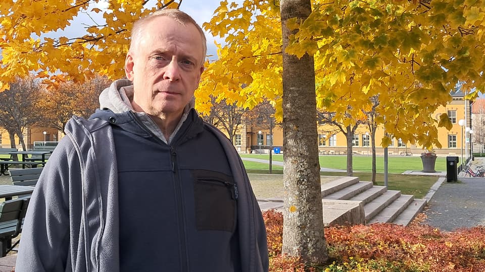 Man framför gulnande lönn