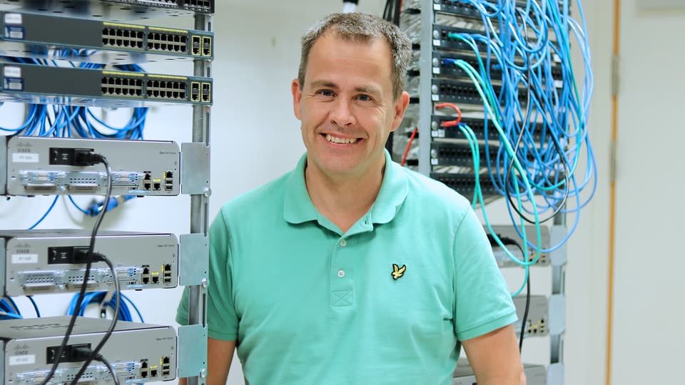 A man standing in av laboratory