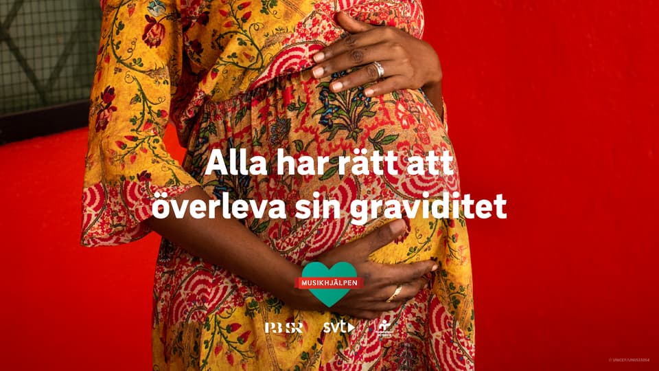 Gravid kvinna håller om sin mage, iklädd en mönstrad klänning framför en röd vägg. Med texten "Alla har rätt att överleva sin graviditet" samt Musikhjälpens logotyp.