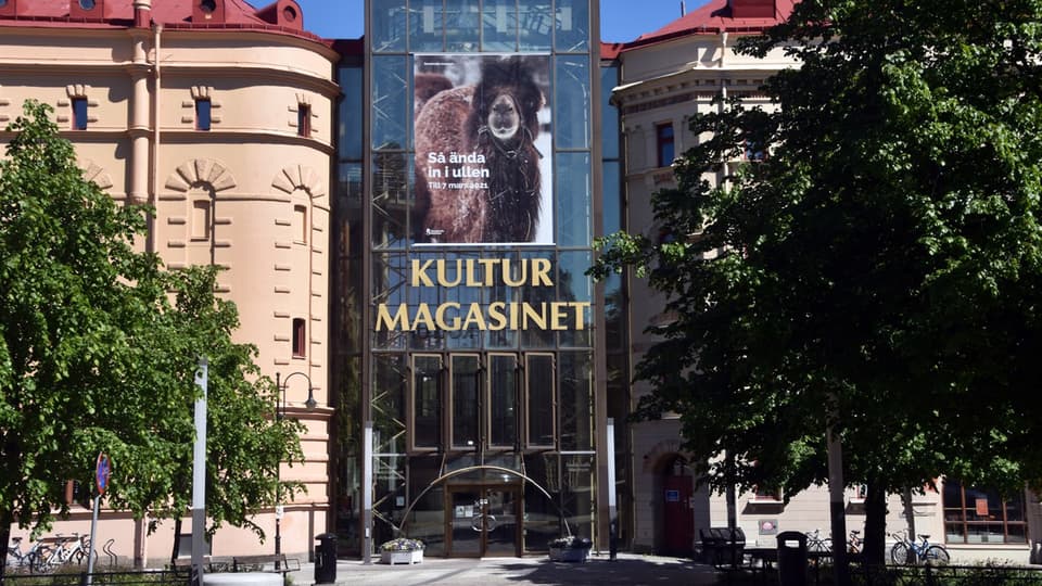 Fasaden på Kulturmagasinet i Sundsvall, två byggnader med ett atrium i glas mellan. 