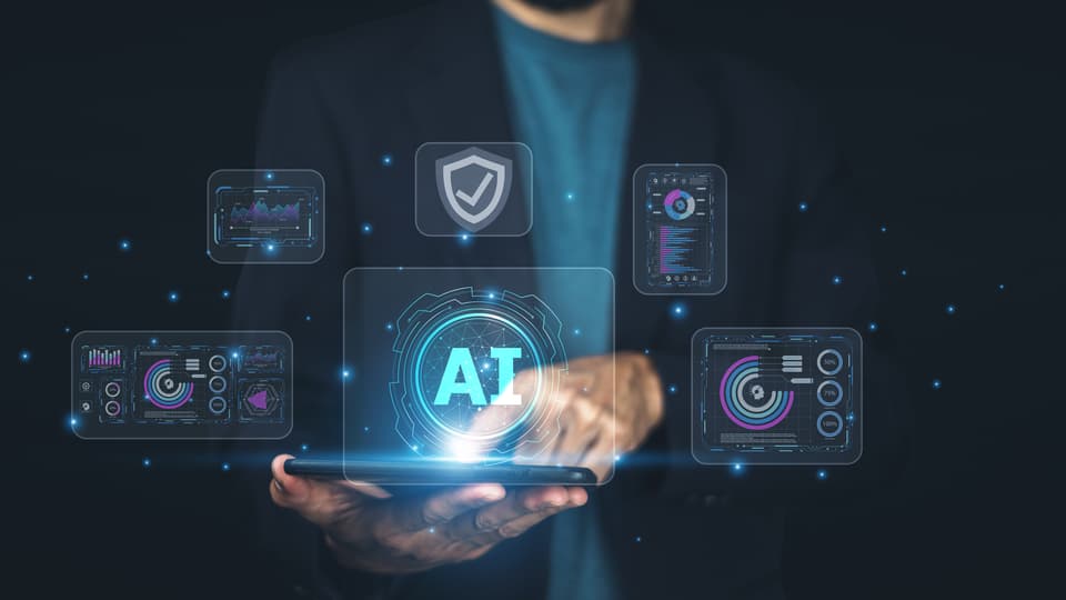 Affärsman som presenterar ett AI-drivet cybersäkerhetsgränssnitt för att skydda digitala tillgångar, upptäcka hot och säkerställa säker affärsverksamhet i en uppkopplad värld.