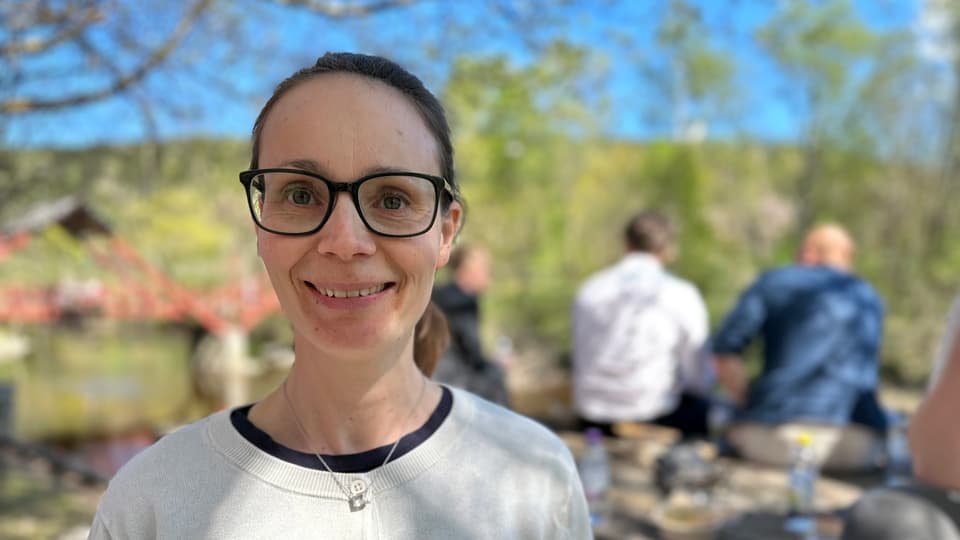 En kvinna med glasögon utomhus