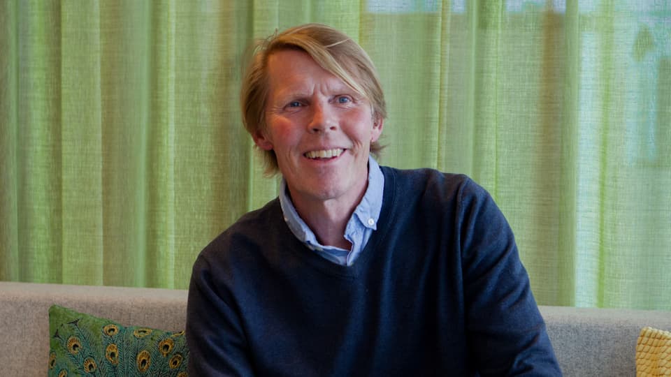 En man sitter i en soffa