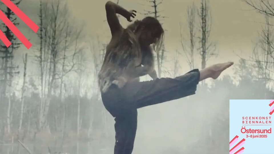 Kvinna som dansar i en skog