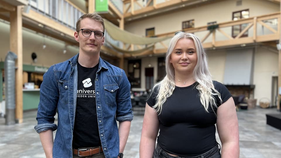 En man och kvinna står bredvid varandra.